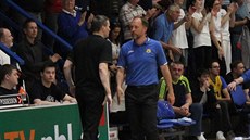 Opavský trenér Petr Czudek (v modrém) blahopeje svému dínskému protjku...