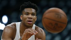 Janis Adetokunbo z Milwaukee se rozcviuje.