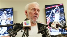 Gregg Popovich, trenér San Antonio Spurs, hodnotí s novinái sezonu.