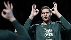 Brook Lopez z Milwaukee slaví trojku.