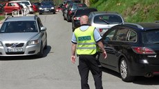 Policie odklání dopravu z Polska na provizorní parkovit na louce v Teplicích...
