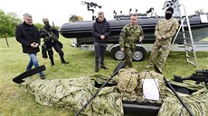 Premiér Andrej Babi si prohlíí bojový kajak ve výcvikové základn Hamry na...