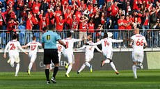 Trnavští fotbalisté slaví gól ve finále poháru.
