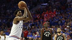 Joel Embiid z Philadelphie (vlevo) v duelu s Torontem