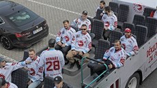 Třinečtí hokejisté při triumfální jízdě městem v autobusu bez střechy.