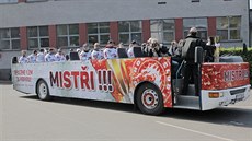 Třinečtí hokejisté při triumfální jízdě městem v autobusu bez střechy.