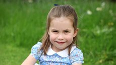 Princezna Charlotte na snímku vévodkyn� Kate k jejím 4. narozeninám, které...