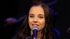 Charlotte Ella Gottová ve videoklipu k písni Srdce nehasnou