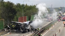 Na Praském okruhu boural  a shoel autobus vzeské sluby. Jeden lovk pi...