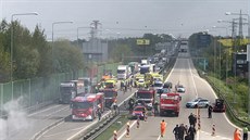 Na Praském okruhu boural  a shoel autobus vzeské sluby. Jeden lovk pi...