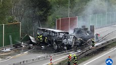 Na Praském okruhu boural  a shoel autobus vzeské sluby. Jeden lovk pi...