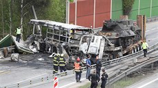 Na Praském okruhu se srazil kamion vezoucí tanky s autobusem vzeské sluby....