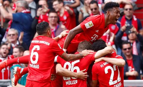 Kingsley Coman z Bayernu Mnichov (nahoe) slav se spoluhri gl v utkn...