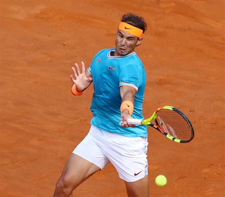 panl Rafael Nadal odehrává míek bhem zápasu proti Novaku Djokoviovi ve...