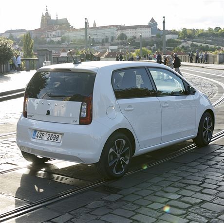 Elektromobil koda Citigo-e iV pi naten v centru Prahy