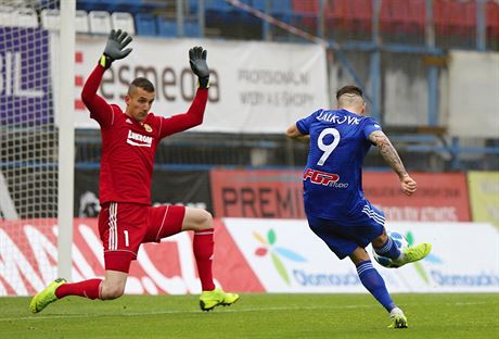 Olomoucký Milan Lalkovi stílí gól Matji Rakovanovi, brankái Zlína.