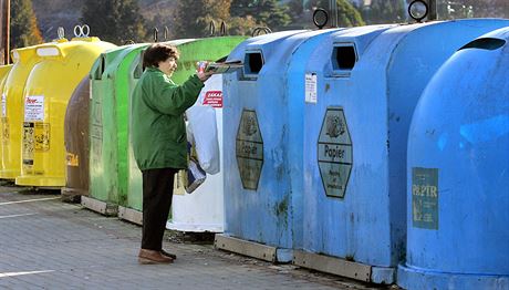 Lidé ve Starém Mst mohou uetit, pokud plastový odpad vytídí do pytl a ty opatí speciální samolepkou. (Ilustraní snímek)