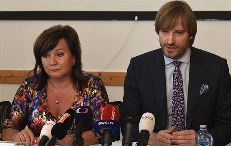 Ministryn financí Alena Schillerová a ministr zdravotnictví Adam Vojtch