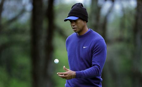 Tiger Woods pi trninkovm kole na hiti Bethpage Black ped major turnajem...