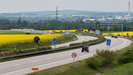Datum zahájení dostavby posledního úseku dálnice D1 u Perova od nynjího konce u íkovic (na snímku) do tvrti Pedmostí zstává i nadále nejasné.