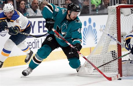 esk tonk ve slubch San Jose Tom Hertl u puku bhem duelu se St. Louis