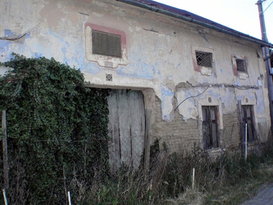 Ve Zborovicích na Kromísku se zítila ást starého domu (17. 5. 2019).