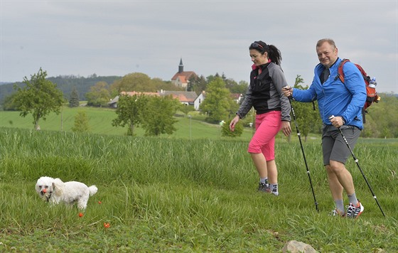 Turisté na samot Rohá u Neveklova na trase 54. roníku Pochodu Praha -...