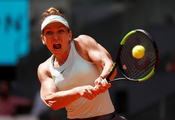 Simona Halepová se opírá do úderu v semifinále turnaje v Madridu.