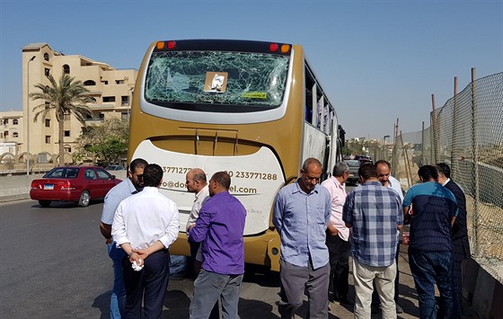 Bombový útok na autobus se zahraniními turisty na pedmstí Káhiry v Egypt....
