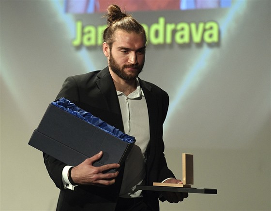 Jan Hadrava s trofejí pro nejlepího volejbalistu roku.