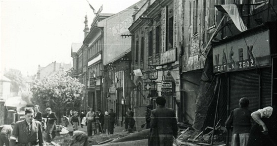 Námstí v Roudnici nad Labem krátce po skonení náletu 9. kvtna 1945.