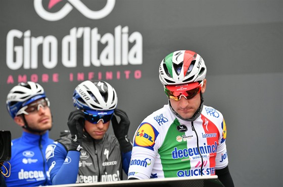 Italský sprinter Elia Viviani ped startem 2. etapy Giro d'Italia.