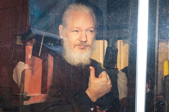 Julian Assange ve voze britské policie