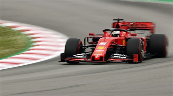 Sebastian Vettel se svou formulí Ferrari projídí kvalifikací na Velkou cenu...