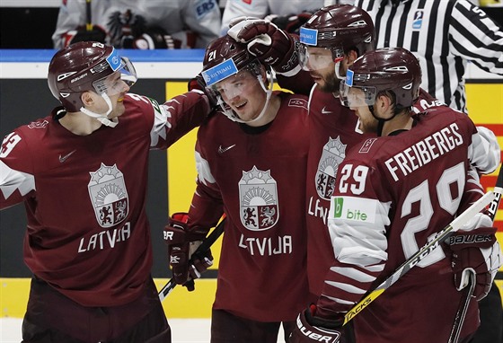 Lotyšští hokejisté se radují z gólu v duelu s Rakouskem.