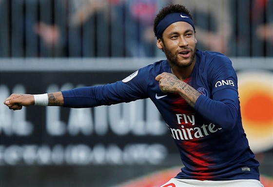 Neymar z PSG oslavuje svůj gól v utkání s Angers.