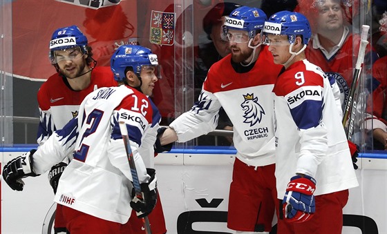 Čeští hokejisté oslavují gól v zápase s Norskem.