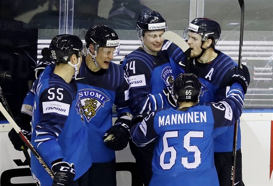 Finové slaví vyrovnávací gól v utkání proti Dánsku.