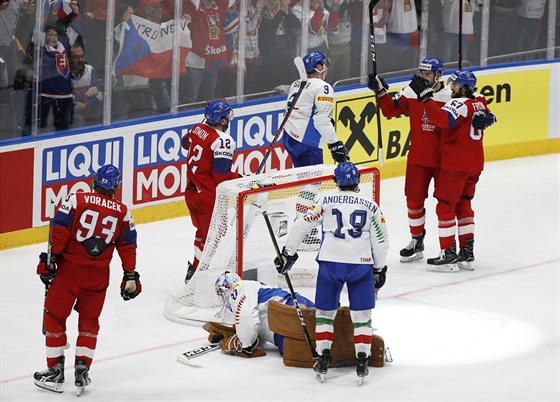 etí hokejisté slaví gól Michaela Frolíka (vpravo v erveném) v utkání proti...