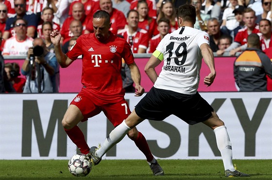 Franck Ribéry z Bayernu Mnichov (vlevo) se snaí vyhnout Davidu Abrahamovi z...
