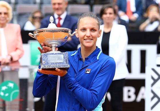 Karolína Plíková pózuje s trofejí po vítzství na turnaji v ím.