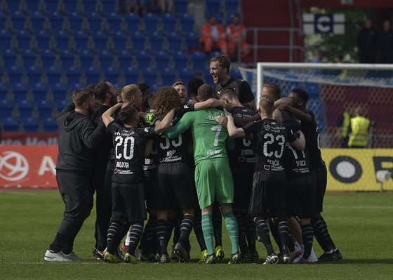 Fotbalisté Slavie se radují ze zisku mistrovského titulu, který si zajistili...