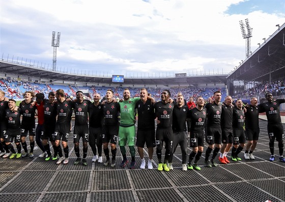 Fotbalisté Slavie se radují ze zisku mistrovského titulu.