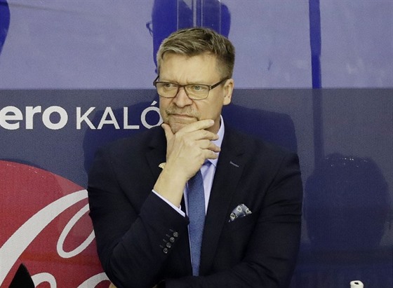 Finský trenér Jukka Jalonen pozoruje zápas svých svěřenců proti Francii.
