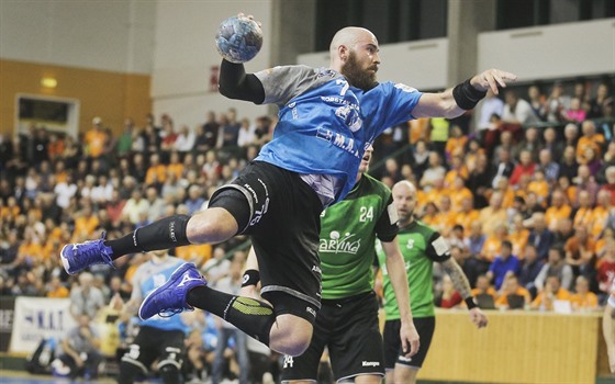 Plzeský Jakub íra zakonuje v utkání proti Karviné.