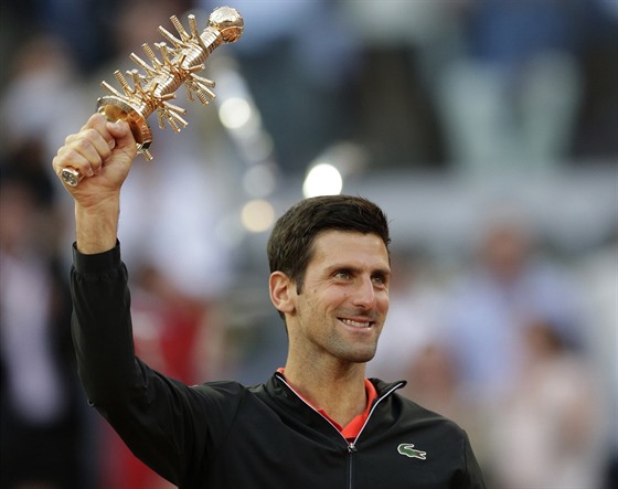 Novak Djokovi s trofejí pro vítze turnaje v Madridu