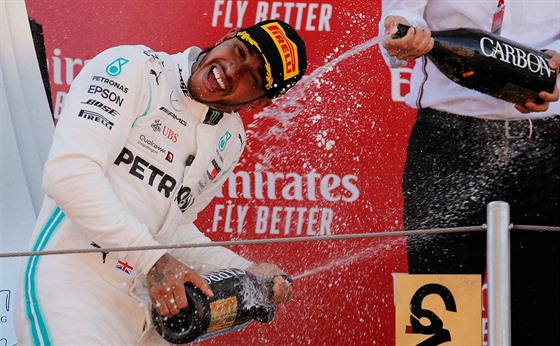 Lewis Hamilton si na pódiu užívá vítězství ve Velké ceně Španělska.