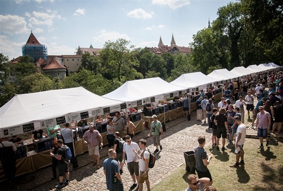 Tak to vypadalo loni na festivalu minipivovar na Hrad.