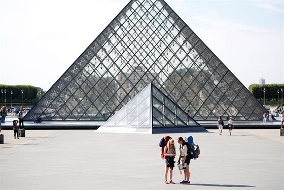 Slavná skleněná pyramida v Louvru, která slouží hlavní vchod do tohoto slavného...