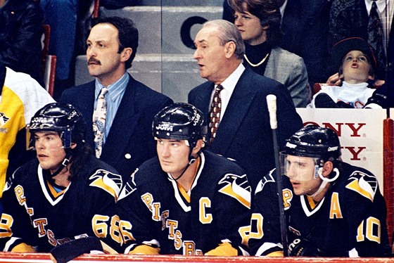 Slavná lajna Pittsburghu: Jaromír Jágr, Mario Lemieux a Ron Francis. (1992)